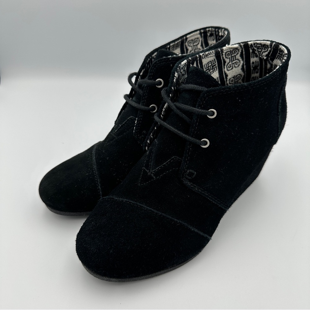 TOMS Black Suede Lace Up Desert Wedge Booties Women’s Size 7.5‎ Style 380815